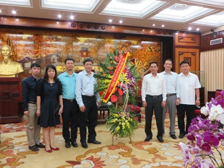 Phó Tổng giám đốc Đài TNVN Vũ Hải tặng hoa, chúc mừng Ủy ban nhân dân Thành phố Hà Nội - ảnh 2